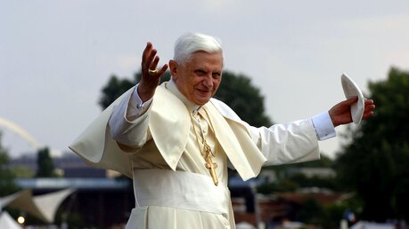 Papst Benedikt XVI. im Jahr 2005 / © Wolfgang Radtke (KNA)