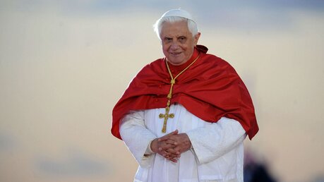 Papst Benedikt XVI. auf einer Auslandsreise / © Katharina Ebel (KNA)