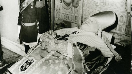 Aufbahrung von Papst Johannes XXIII. im Juni 1963 im Petersdom (KNA)