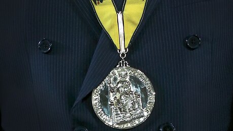 Den Karlspreis trägt ein Preisträger nach der Preisverleihung / © Oliver Berg (dpa)