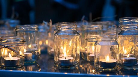 Kerzen mit Friedenslicht aus Bethlehem / © Harald Oppitz (KNA)
