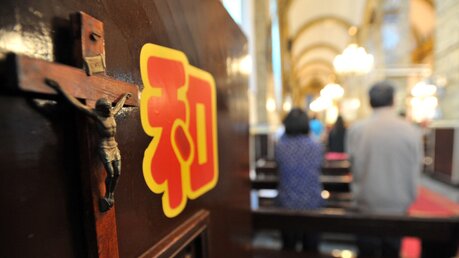 Kruzifix in katholischer Kirche in China / © Katharina Ebel (KNA)
