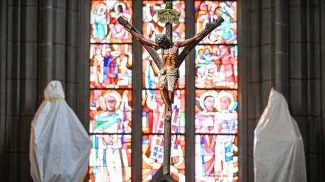 Kruzifix und Buntglasfenster in der Kirche Sankt Laurentius / © Harald Oppitz (KNA)