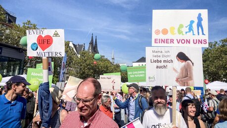 Demonstranten sammeln sich zum "Marsch für das Leben" in Köln / © Theodor Barth (KNA)