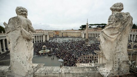 Menschen stehen auf dem Petersplatz beim Angelus-Gebet am 1. November 2023 im Vatikan / © Romano Siciliani (KNA)