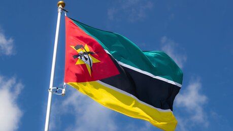 Die Flagge Mosambiks / © Maria lobakina (shutterstock)