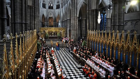 London: Der in die königliche Standarte gehüllte Sarg mit Königin Elizabeth II. steht während der Trauerfeier vor der Beisetzung von Königin Elizabeth II. in der Westminster Abbey / © Ben Stansall (dpa)