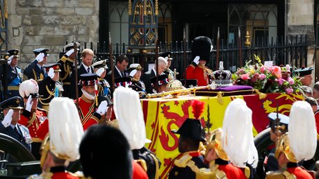 Der Sarg von Königin Elizabeth II. wird in einer feierlichen Prozession auf einer Lafette durch die Straßen Londons gezogen / © Christian Charisius (dpa)