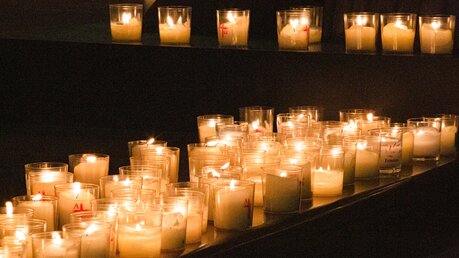 Kerzen brennen während des ökumenischen Gebetes für Frieden in der Ukraine, am 25. Februar 2022 in der Kirche Sankt Michael in München. Foto: Robert Kiderle/KNA / © Robert Kiderle (KNA)