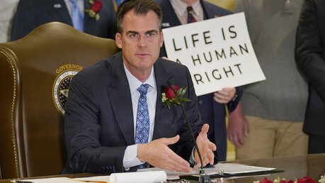 Kevin Stitt, Gouverneur von Oklahoma, unterzeichnet ein Gesetz, das die Durchführung einer Abtreibung unter Strafe stellt. / © Sue Ogrocki/AP (dpa)