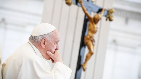 Papst Franziskus blickt nachdenklich / © Vatican Media/Romano Siciliani (KNA)