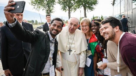 Papst Franziskus posiert für ein Selfie bei einem Treffen mit Teilnehmern der Initiative The Economy of Francesco / © Vatican Media/Romano Siciliani (KNA)