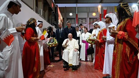 Ankunft von Papst Franziskus zum Treffen mit jungen Menschen in der Sacred Heart School in Manama in Bahrain / © Vatican Media/Romano Siciliani/ (KNA)