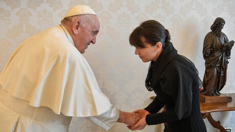 Papst Franziskus begrüßt Alona Verbytska, Beraterin des ukrainischen Präsidenten Wolodymyr Selenskyj / © Vatican Media/Romano Siciliani (KNA)