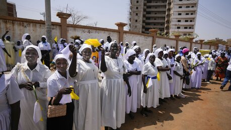 Papst-Reise in den Südsudan: Gläubige und Nonnen warten auf die Ankunft von des Papstes / © Ben Curtis/AP (dpa)