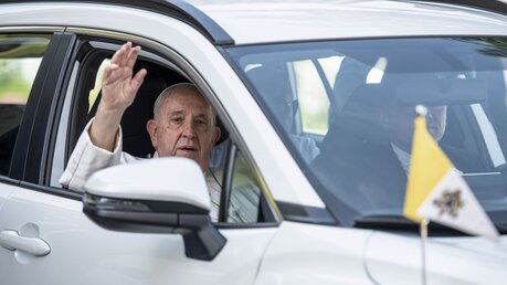 Papst Franziskus winkt den Menschen zu / © Moses Sawasawa/AP (dpa)