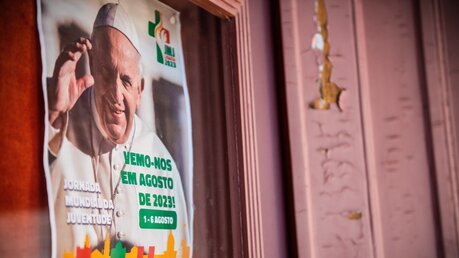 Plakat mit einem Bild von Papst Franziskus zum Weltjugendtag 2023 / © Michael Althaus (KNA)