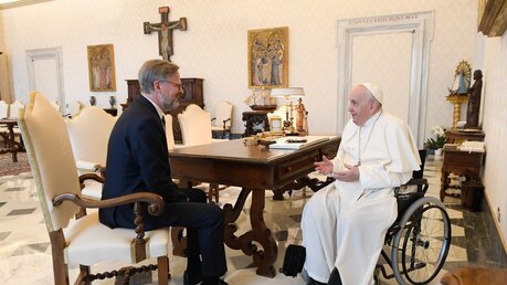 Petr Fiala, Ministerpräsident der Tschechischen Republik, und Papst Franziskus im Vatikan / © Vatican Media/Romano Siciliani (KNA)
