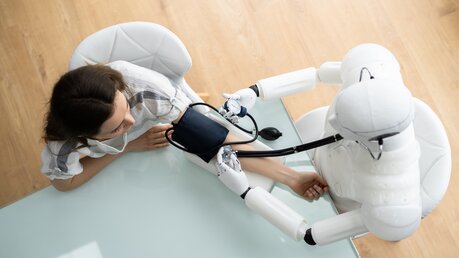 Roboter im Gesundheits- und Pflegebereich / © Andrey_Popov (shutterstock)