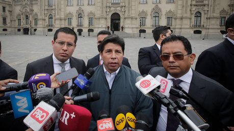 Pedro Castillo (M.), Präsident von Peru, spricht mit Journalisten vor dem Regierungspalast / © Juan Carlos Guzman Negrini/Presidencia Peru/ (dpa)