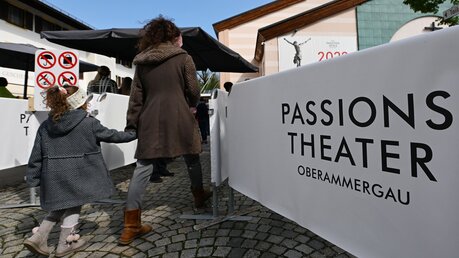 Besucher gehen zu den Passionsspielen ins Passionstheater / © Angelika Warmuth (dpa)
