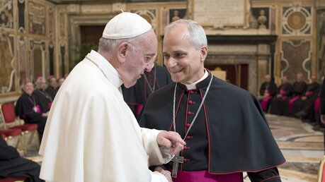 Papst Franziskus und Robert Francis Prevost 2017 im Vatikan. / © Vatican Media/Romano Siciliani (KNA)