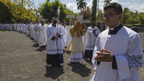 Priester treffen am 06.04.2023 während der Feierlichkeiten an Gründonnerstag vor einer Messe in der Metropolitan-Kathedrale in Managua in Nicaragua ein / © Inti Ocon/AP +++ dpa-Bildfunk +++ (dpa)