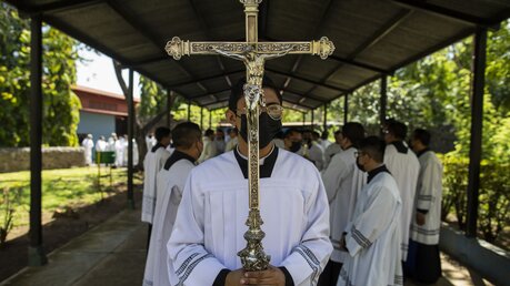 Priester treffen während der Feierlichkeiten an Gründonnerstag vor einer Messe in der Metropolitan-Kathedrale im nicaraguanischen Managua ein / © Inti Ocon/AP +++ dpa-Bildfunk +++ (dpa)