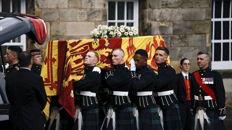 Sargträger tragen den mit der königlichen Standarte von Schottland drapierten Sarg von Königin Elizabeth II.  / © Alkis Konstantinidis/Pool Reuters (dpa)