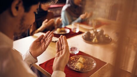 Viele gläubige Muslime verzichten im Fastenmonat Ramadan für vier Wochen tagsüber auf Genussmittel, Essen und Trinken / © Drazen Zigic (shutterstock)