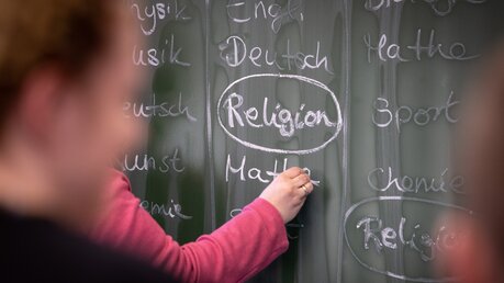 Erzbistum Hamburg beteiligt sich an Unterricht für alle Religionen / © Friso Gentsch (dpa)