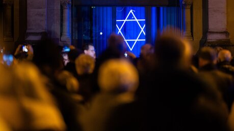 Köln: Menschen stehen vor der Synagoge nach einem Schweigegang vor dem Gedenktag der Pogromnacht vor 85 Jahren / © Rolf Vennenbernd (dpa)