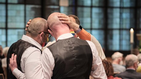 Priester Heiner Dresen segnet ein homosexuelles Paar beim Segnungsgottesdienst mit dem Titel Liebe gewinnt in der Kirche Sankt Martin in Geldern am 6. Mai 2021. / © Rudolf Wichert (KNA)