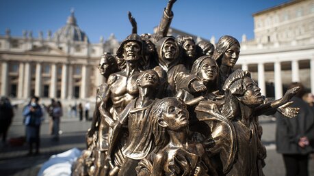 Menschenhandel Sklaverei Skulptur Petersplatz Vatikan Rom / © Stefano Carofei (KNA)