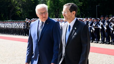 Bundespräsident Frank-Walter Steinmeier (l) begrüßt Izchak Herzog, den Präsidenten von Israel / © Bernd von Jutrczenka (dpa)