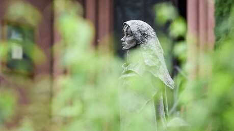 Eine Figur von Hildegard von Bingen steht im Klostergarten der Benediktinerinnenabtei Sankt Hildegard in Rüdesheim / © Julia Steinbrecht (KNA)