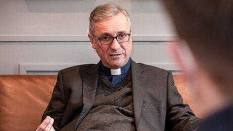 Stefan Heße, Erzbischof von Hamburg, im Gespräch / © Torben Weiß (KNA)