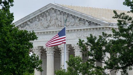 Eine amerikanische Flagge weht vor dem US-Supreme Court, dem Obersten Gerichtshof der USA in Washington / © Tyler Orsburn/CNS photo (KNA)