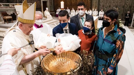 Papst Franziskus tauft ein Kleinkind zum Fest der "Taufe des Herrn" am 9. Januar 2022 / © Vatican Media/Romano Siciliani (KNA)