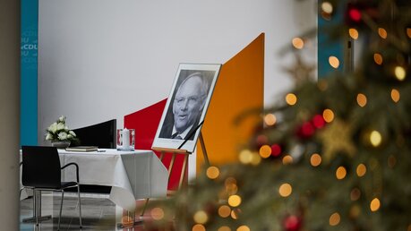 Ein Foto des verstorbenen CDU-Politikers Wolfgang Schäuble und ein Kondolenzbuch liegen im Konrad-Adenauer-Haus. Der ehemalige Bundestagspräsident und CDU-Chef Schäuble ist im Alter von 81 Jahren gestorben. / © Jörg Carstensen (dpa)