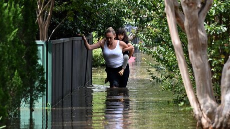 Australien, Sydney: Anwohner gehen durch Hochwasser in Windsor, nordwestlich von Sydney / © Bianca De Marchi (dpa)