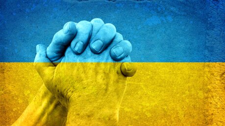 Symbolbild: Beten für die Ukraine / © Sabphoto (shutterstock)
