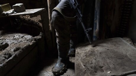 Ukrainischer Soldat an der Trennlinie zwischen dem von der Ukraine gehaltenen Gebiet und dem von den Rebellen gehaltenen Gebiet in der Nähe von Solote / © Mstyslav Chernov (dpa)