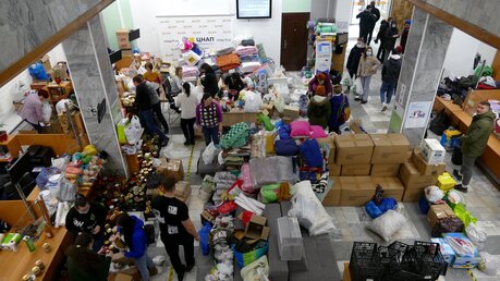 Das Verwaltungszentrum am Vichevyi Maidan sammelt humanitäre Hilfsgüter für Vertriebene und die ukrainischen Streitkräfte. / © -/Ukrinform (dpa)