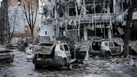 Ukraine, Charkiw: Blick auf beschädigte Fahrzeuge und Gebäude im Stadtzentrum / © Pavel Dorogoy (dpa)