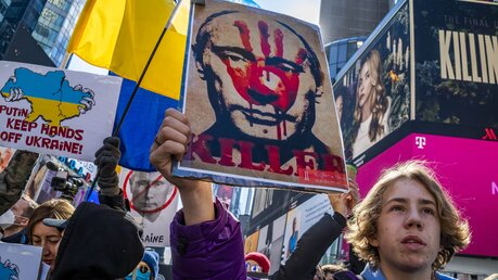 Demonstranten protestieren in New York gegen die russische Invasion der Ukraine / © Milo Hess (dpa)