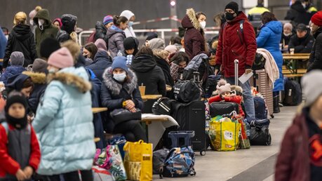 Geflüchtete kommen am Berliner Hauptbahnhof an / © Hannibal Hanschke (dpa)