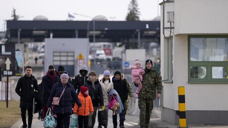 Flüchtlinge aus der Ukraine überqueren den Grenzübergang Medyka nach Polen. / © Markus Schreiber (dpa)