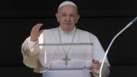 Papst Franziskus betet für den Frieden / © Andrew Medichini (dpa)