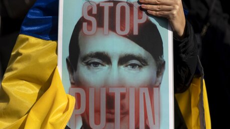 Schild mit der Aufschrift Stop Putin  / © Yorgos Karahalis (dpa)
